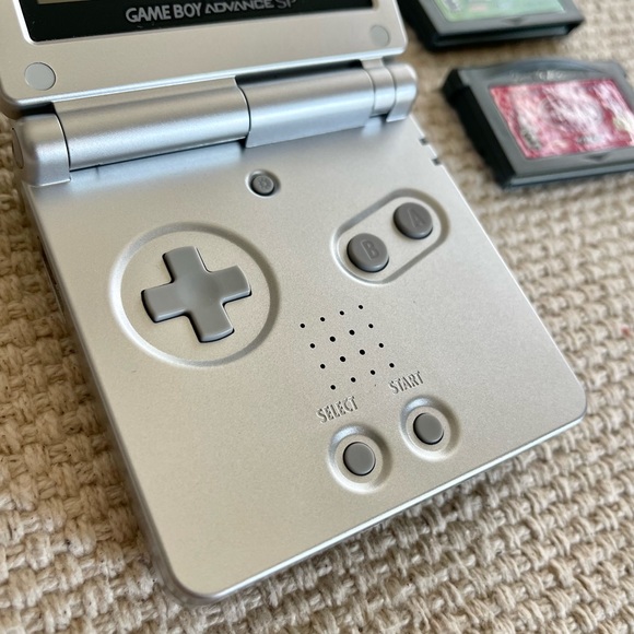 Nintendo GameBoy Advance SP Platinum Silver - Picture 6 of 16